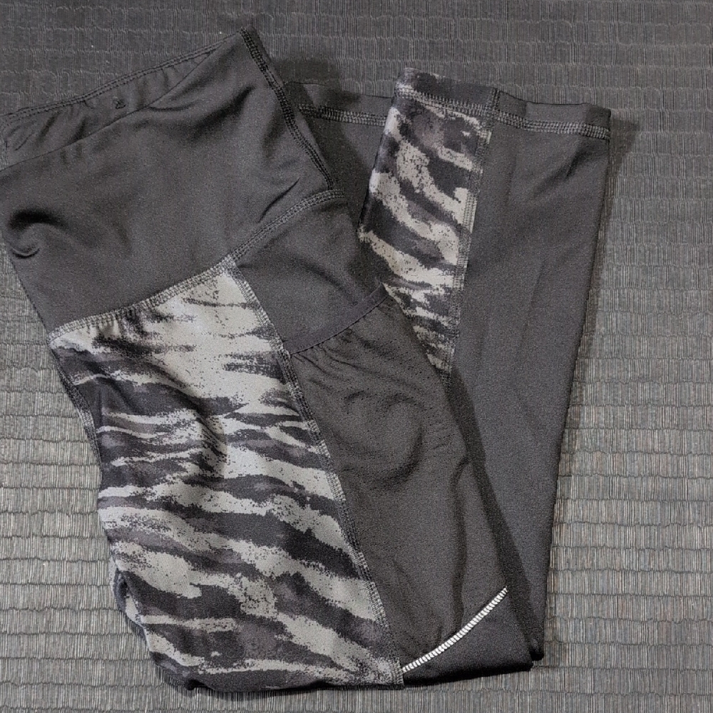 Black and Gray Patterned Leggings
